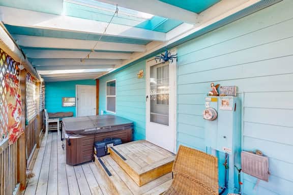 Charming home two blocks from the beach private hot tub and washer dryer - Image 4