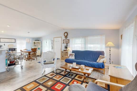 Charming home two blocks from the beach private hot tub and washer dryer - Image 5