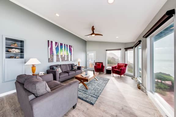 Oceanfront house with Pool table and private hot tub overlooking the ocean - Image 3