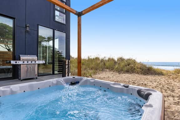 Beachfront designer paradise with amazing ocean view hot tub and shuffleboard - Image 4