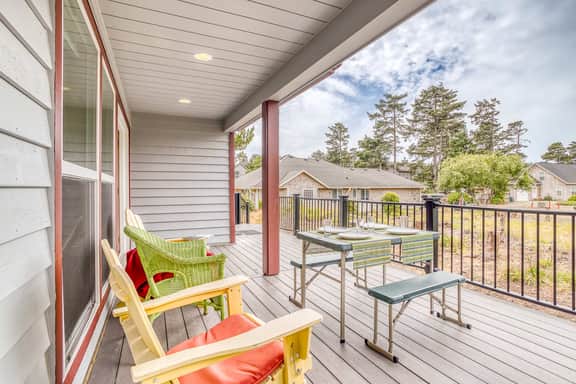 Spacious coastal retreat | 3-min walk to beach | Decks & mountain views - Image 3