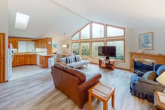 Cozy dog friendly getaway one block from beach with fireplace - Image 1