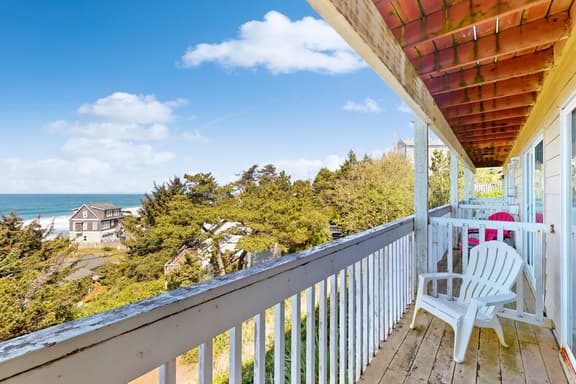 Dog Friendly Studio with Ocean Views and Free WiFi Close to Beach Access - Image 1