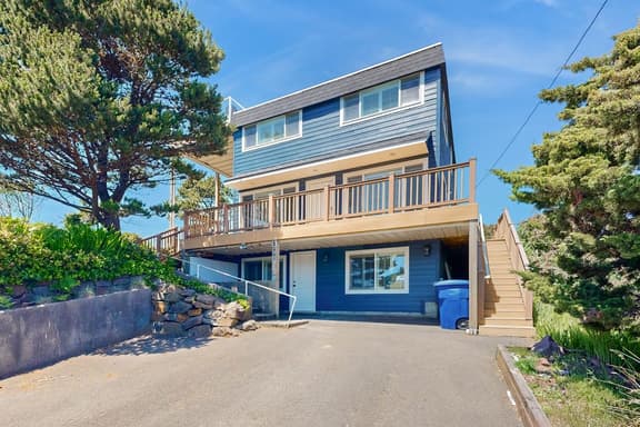 Eclectic home with amazing 360 degree view deck private hot tub and game room - Image 1