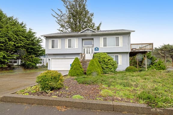 Spacious House with Partial Ocean Views Quiet Location and Two Living Rooms - Image 1