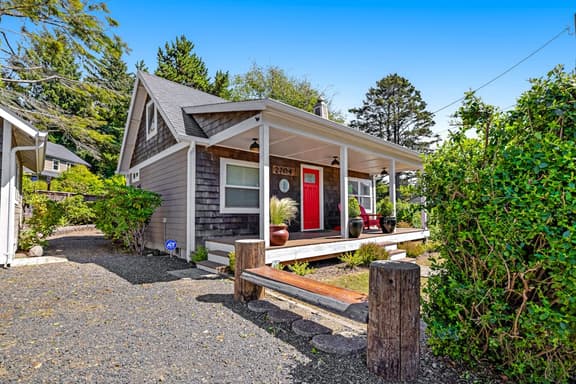 Cottage de la Mer House in Lincoln City with serene porch walk to the beach - Image 1