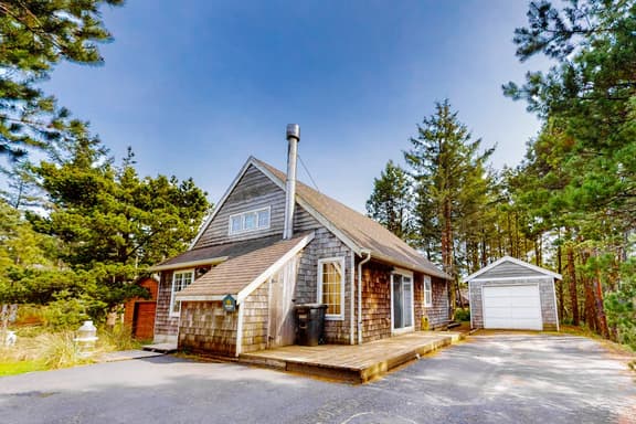 Charming Beach House with Unique Decorations and Nearby Beach Access - Image 1