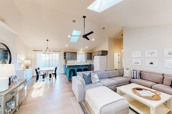 Family Friendly Beach Home with High Speed WiFi Gas Fireplace and Washer Dryer - Image 1