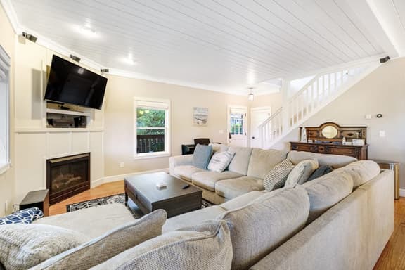 Family Home with Game Room WiFi Fireplace Private Hot Tub Walk to Beach - Image 1