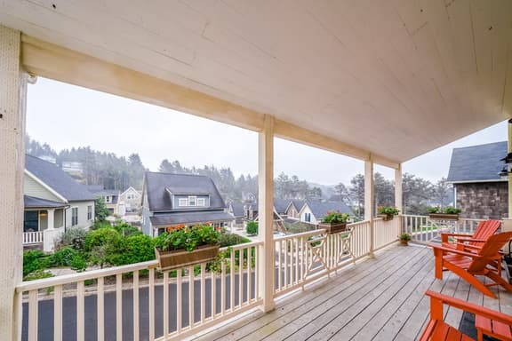 Charming three story getaway with two cozy living areas walk to the beach - Image 1