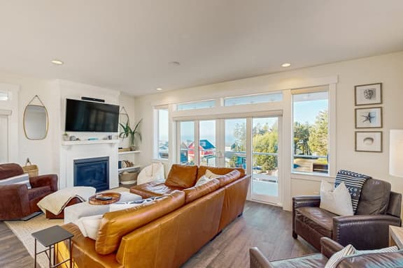 Beautiful family friendly home with private hot tub walk to beach shared pool - Image 1