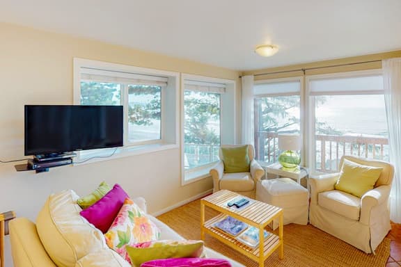 Perfect oceanside getaway with magnificent ocean views and beach nearby - Image 1