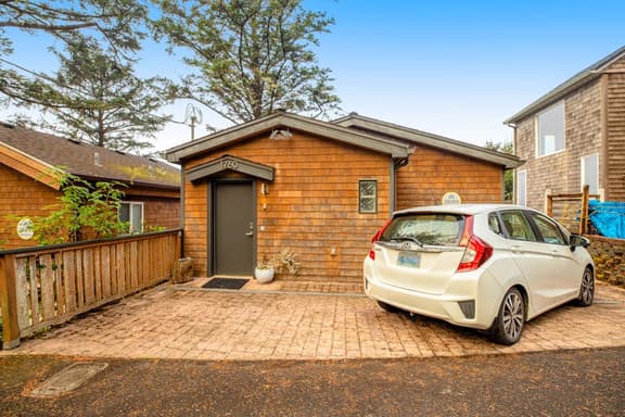 Cozy house with WiFi sweeping ocean views and nearby beach access - Image 1
