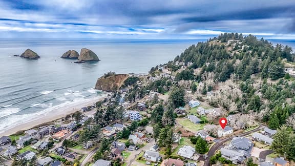 Welcoming Condo with Ocean Views and Private Hot Tub Short Walk to the Beach - Image 1