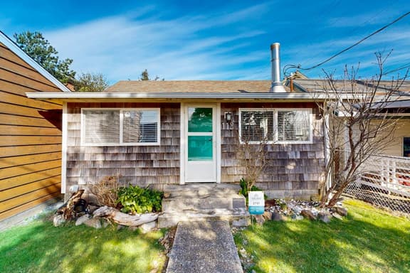 Quiet beach cottage with full kitchen and internet prime central locale - Image 1