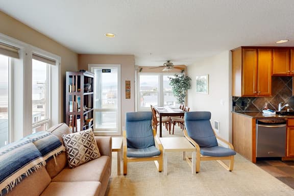 Modern Condo with Gorgeous Views Balcony and WiFi Quick Walk to Beach - Image 1