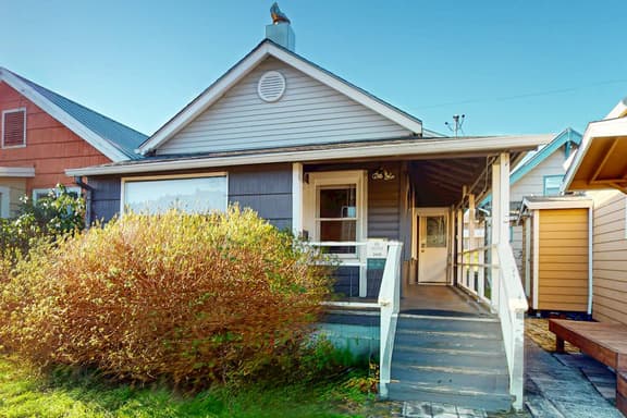 Charming Cottage with Central Location Mountain Views and Beach Access Across Street - Image 1
