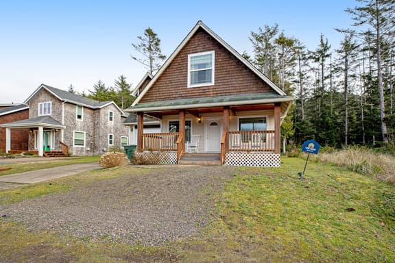 Comfortable home with a private game room blocks from the beach - Image 1