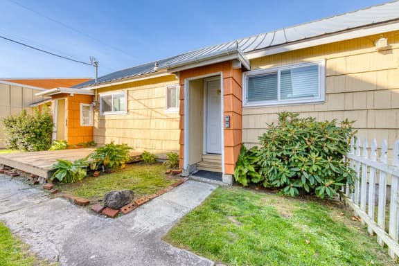 Charming Dog Friendly Home Close to Shops and Restaurants Minutes to Beach - Image 1