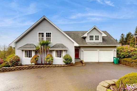 Spacious family home near the beach with ocean view large deck free WiFi and more - Image 1
