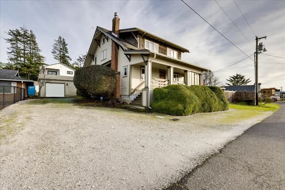 A Craftsman style gem, hot tub, close to ocean - Image 1