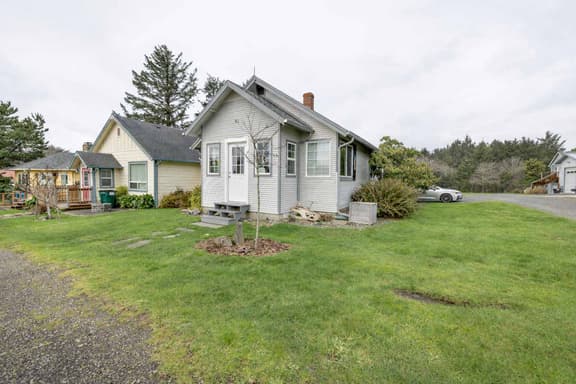 Coastal cottage in Rockaway Beach, steps to ocean - Image 1