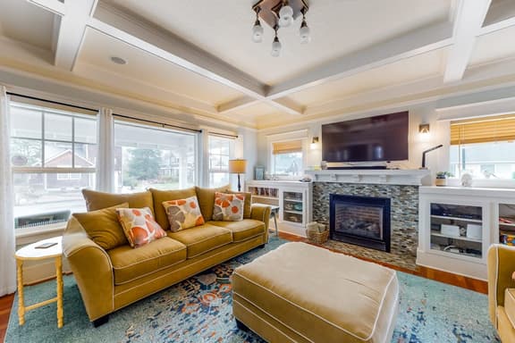 Beautiful Craftsman home with private hot tub and pool table walk to beach - Image 1