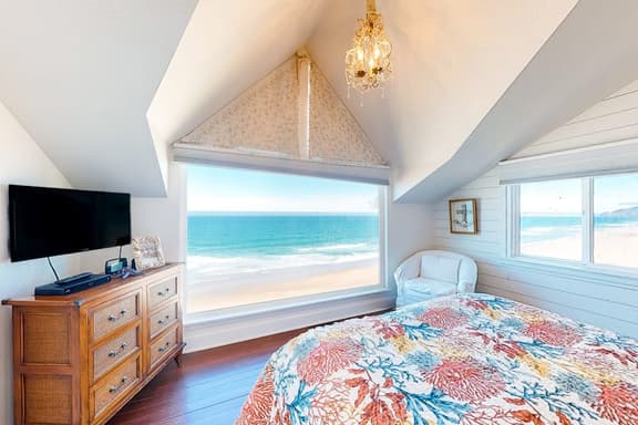 Oceanfront cottage with water view deck gas fireplace and washer dryer - Image 1