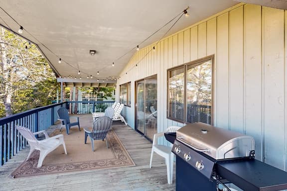 Comfortable inviting home with great deck 2 blocks to the beach - Image 1