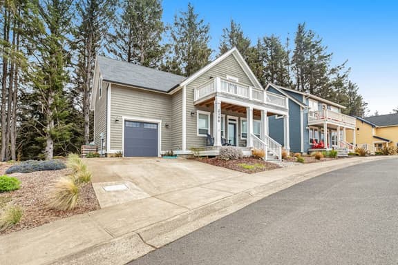 Oceanview home with WiFi washer dryer gas fireplace balcony - Image 1