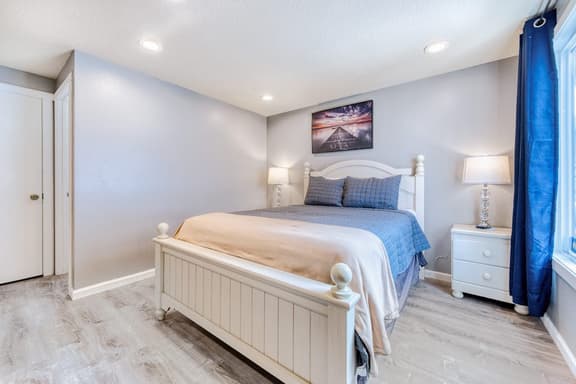 Coastal room near the beach and downtown dog friendly - Image 1