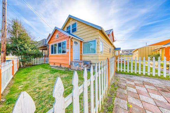 Dog Friendly Beach Escape with a Prime Seaside Location and Room for a Family - Image 1