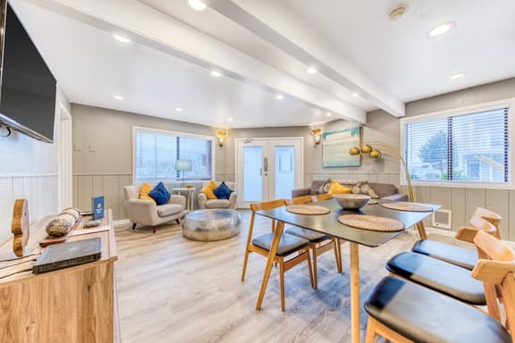 Deluxe Dog Friendly Room with full kitchen near the beach and downtown - Image 1