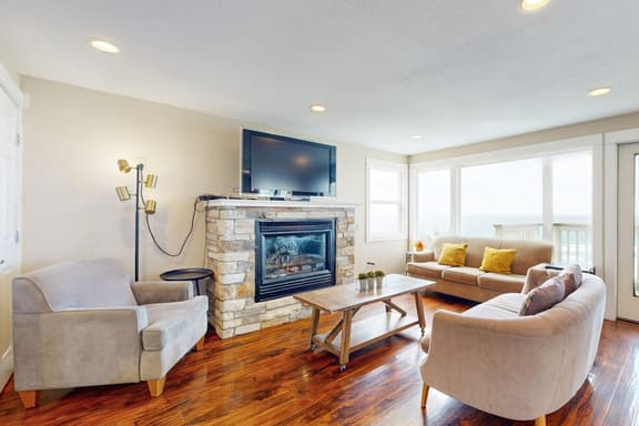 Huge Renovated Condo with Ocean Views and Nearby Beach Access Dog Friendly - Image 1