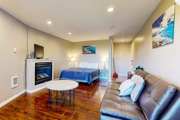 Dog Friendly Studio with Private Balcony Miles of Beach just Steps Away - Image 1