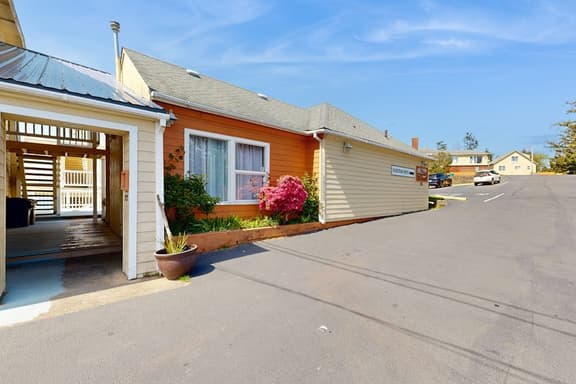 Dog Friendly Condo with Ocean Views Easy Beach Access Patio Free WiFi - Image 1