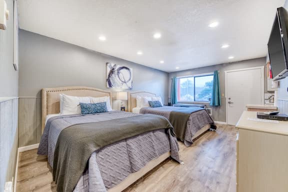 Dog Friendly Room with Full Kitchen Walk to the Beach and Downtown - Image 1