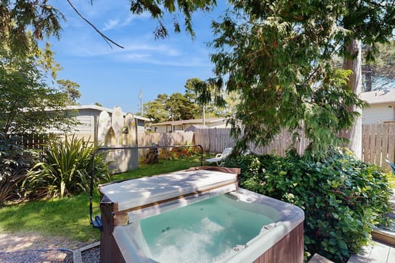 Dog Friendly Oregon Coast Getaway with Private Hot Tub - Image 1