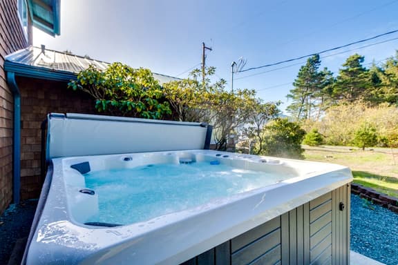 Dog Friendly Home with Private Hot Tub and Game Room Near the Beach and Nedonna Lake - Image 1
