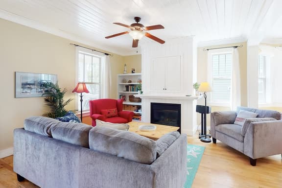 Dog Friendly Home with Private Hot Tub Free WiFi Decks and Gas Grill - Image 1