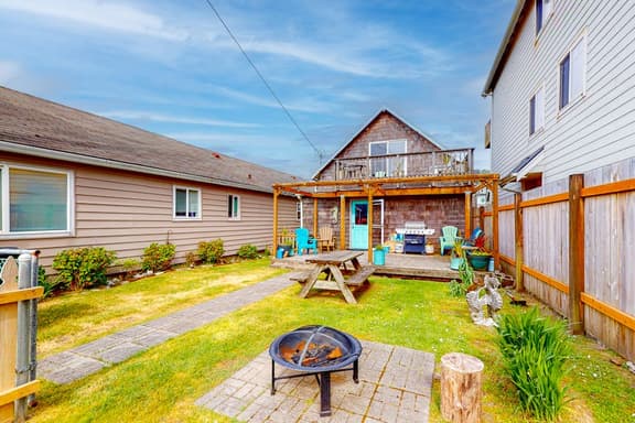 Dog Friendly Cottage with Private Hot Tub Close to Beach and Downtown - Image 1