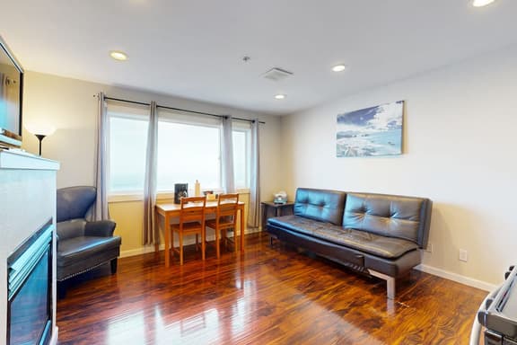 Dog Friendly Condo with Stunning Ocean Views and Easy Beach Access - Image 1