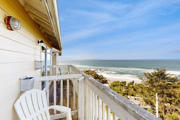 Dog Friendly Studio with Ocean Views WiFi Short Walk to the Beach - Image 1