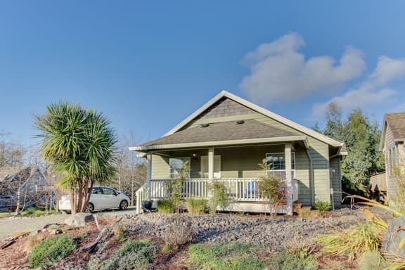 Dog Friendly Home Just a Half Mile Walk to the Beach and Heart of Town - Image 1