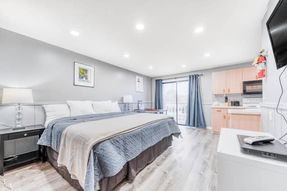 Dog Friendly Room with Kitchen Located Near the Beach and Downtown - Image 1