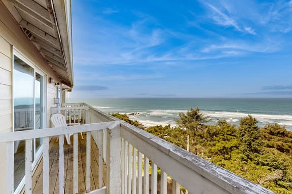Dog Friendly Studio with Ocean Views WiFi and Nearby Beach Access - Image 1
