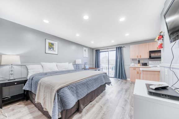 Dog friendly Two Room Combination Walk to Downtown and the Beach - Image 1