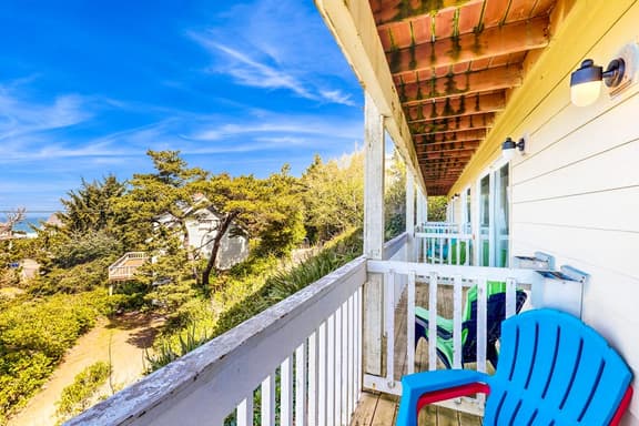 Dog Friendly Studio with Ocean Views and Balcony Close to the Beach - Image 1