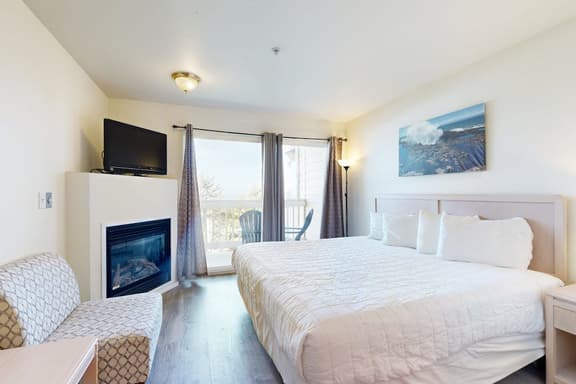 Dog Friendly Suite with Ocean Views Balcony Free WiFi and Nearby Beach Access - Image 1