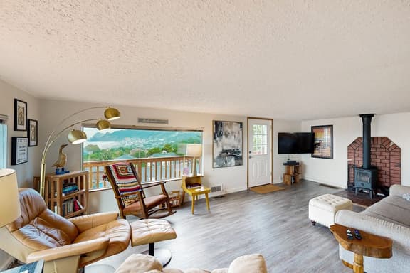 Cottage with wraparound deck and ocean views close to beach and town dog friendly - Image 1